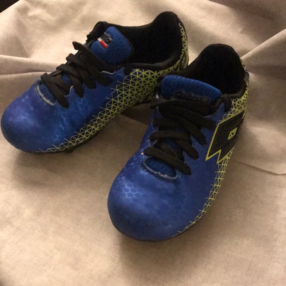 Lotto Soccer/ football cleats size 10. Kids Great shape. Hardly used. Very clean